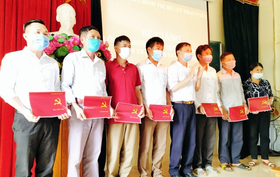 Đồng chí Phạm Ngọc Năm – Phó Chủ nhiệm Ủy ban Kiểm tra Huyện ủy Than Uyên trao chứng nhận cho học viên.
