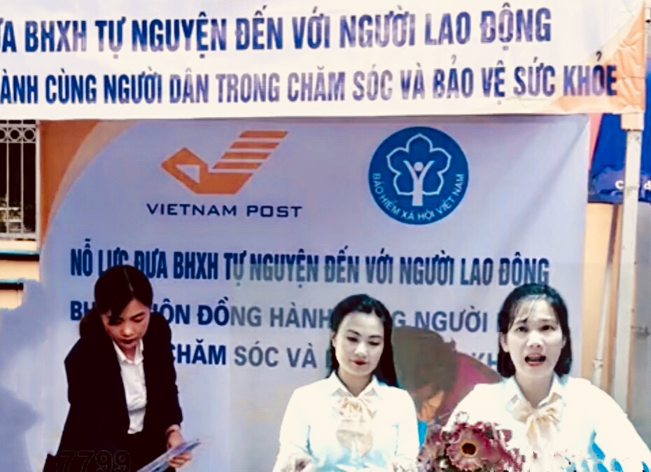 Cán bộ Bưu điện tỉnh giải đáp các câu hỏi của người tham gia livestream.