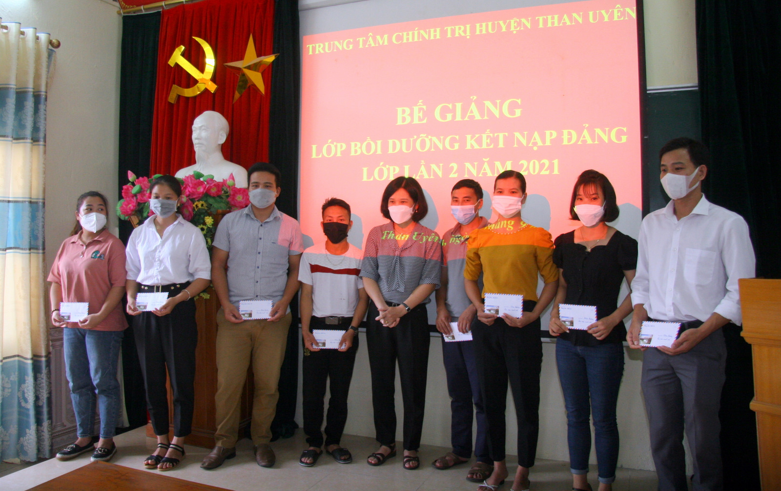 Đồng chí Nguyễn Ngọc Diệp – Phó Giám đốc Trung tâm Chính trị huyện Than Uyên khen thưởng các học viên đạt thành tích cao trong quá trình học tập và rèn luyện.