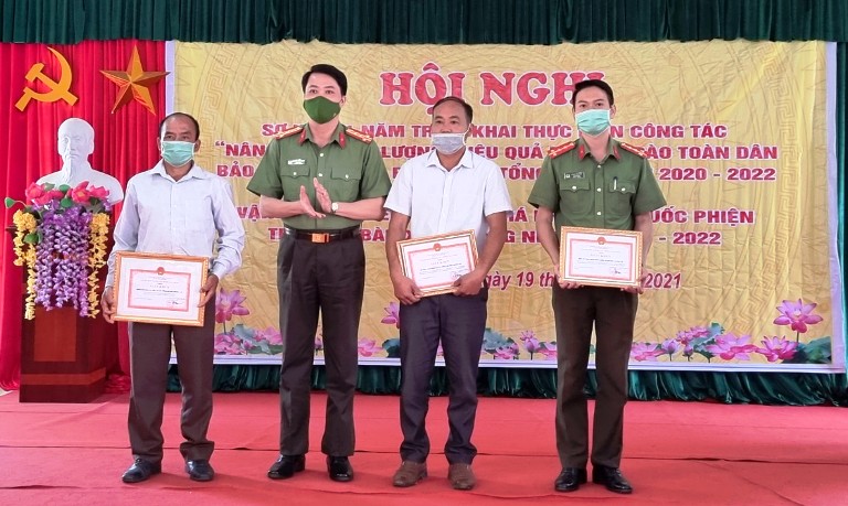 Đại tá Nguyễn Viết Giang - Ủy viên Ban Thường vụ Tỉnh ủy, Giám đốc Công an tỉnh tặng Giấy khen các tập thể có thành tích xuất sắc trong công tác phá nhổ cây thuốc phiện. 