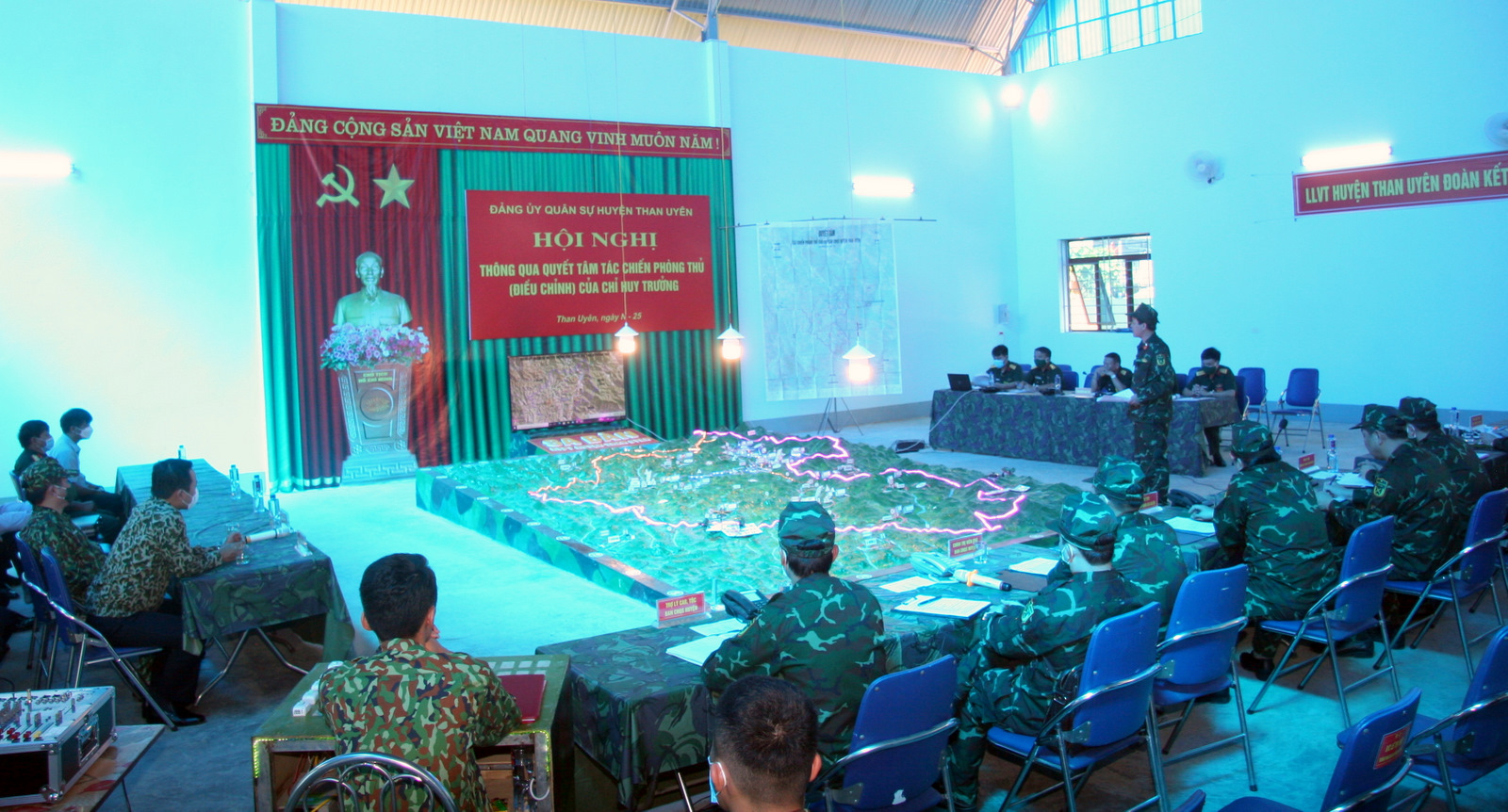 Hội nghị Đảng ủy quân sự huyện thông qua quyết tâm tác chiến phòng thủ (điều chỉnh) của Chỉ huy trưởng Ban Chỉ huy Quân sự huyện trên sa bàn diễn tập.