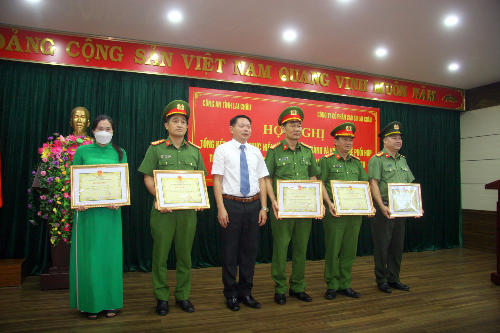 Đồng chí Lò Văn Thương – Phó Tổng Giám đốc phụ trách Công ty Cổ phần cao su Lai Châu tặng Bằng khen của Tập Đoàn Công nghiệp Cao su Việt Nam cho các tập thể.