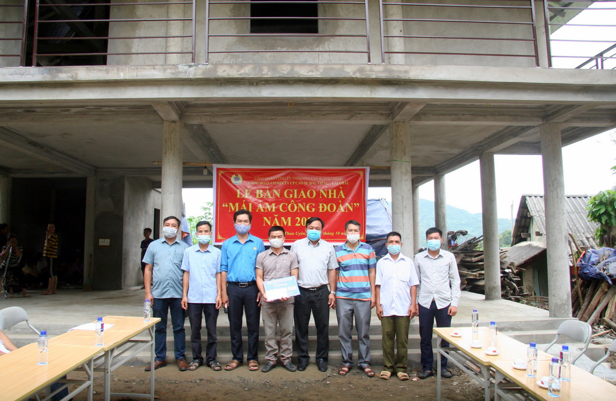 Lãnh đạo Công ty, Công đoàn Công ty CPCS Dầu Tiếng Lai Châu, xã Mường Kim trao “Mái ấm Công đoàn” cho đoàn viên Hoàng Văn Phòng.