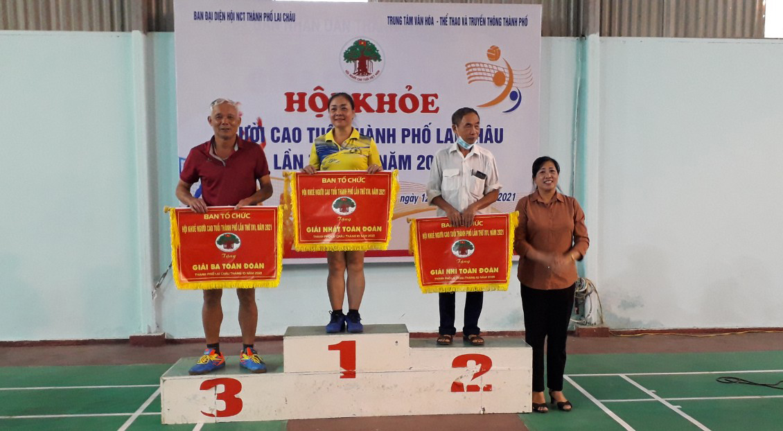Đồng chí Hà Thị Phú - Trưởng Ban Đại diện Hội Người cao tuổi thành phố, Trưởng Ban Tổ chức giải trao giải toàn đoàn cho các đoàn vận động viên.