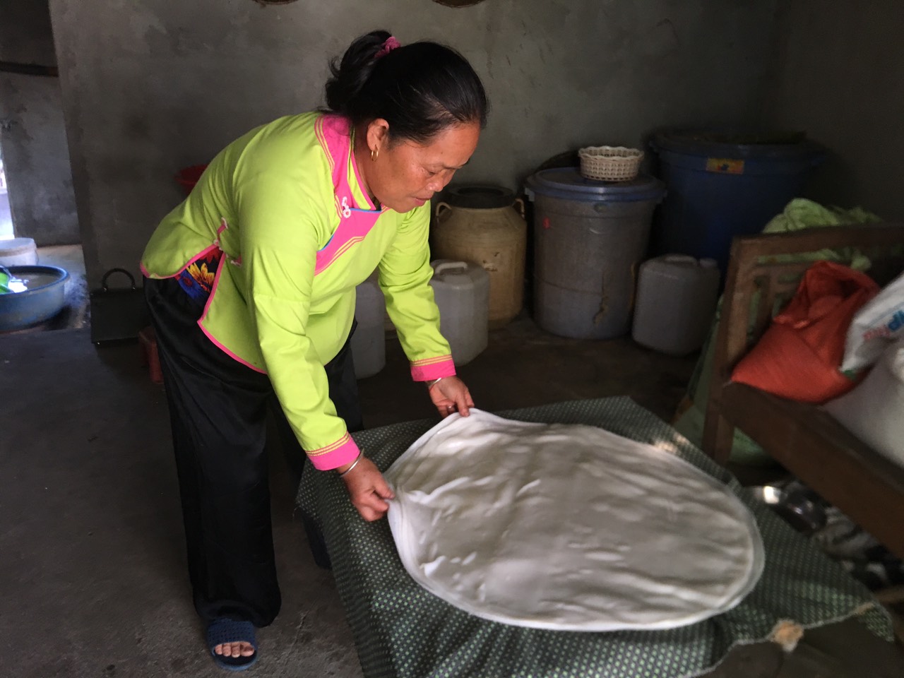 Người dân làm bánh