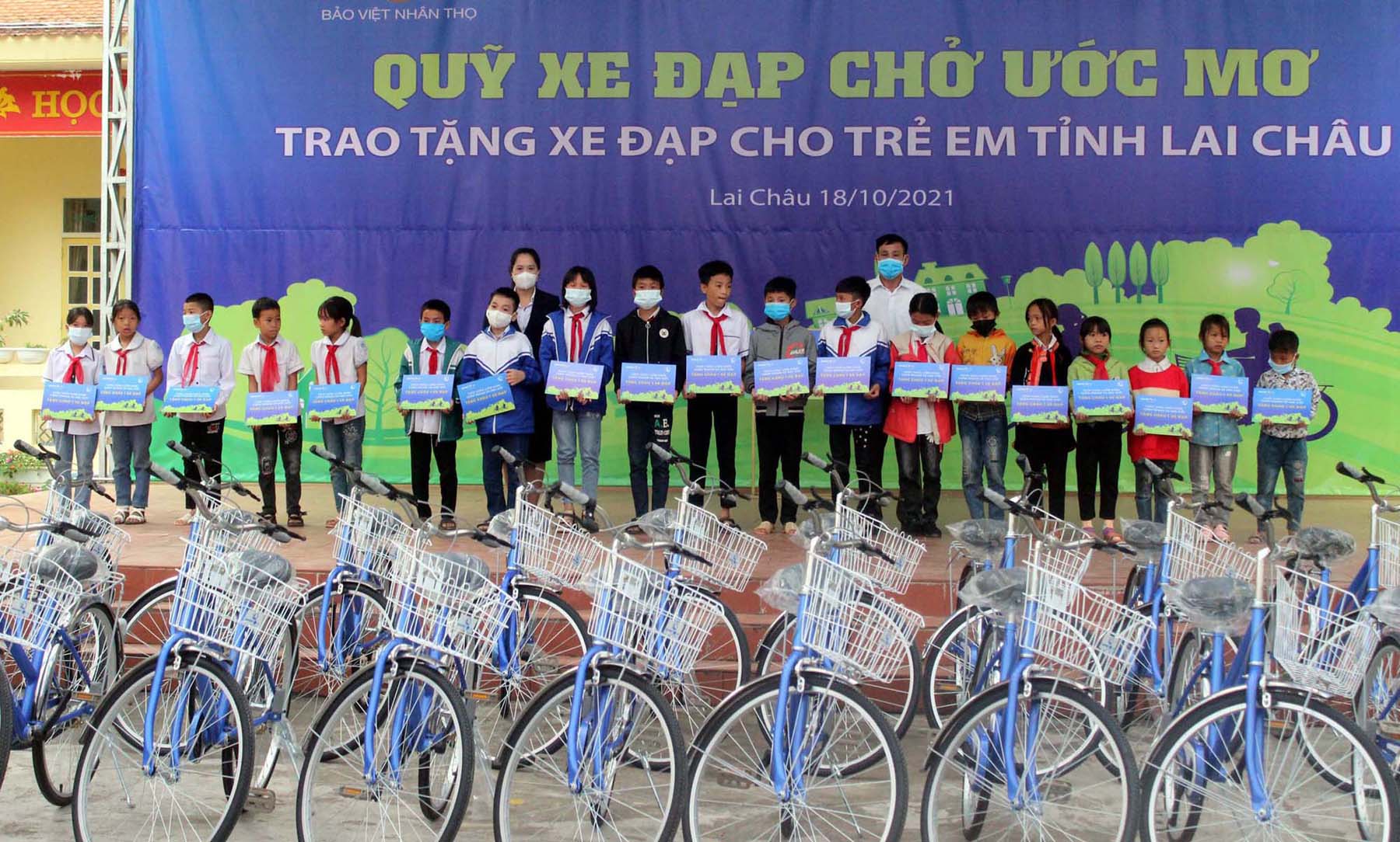 Đại diện lãnh đạo Bảo Việt nhân thọ Lai Châu, Sở Lao động - Thương binh và Xã hội trao xe đạp cho học sinh nghèo vượt khó.