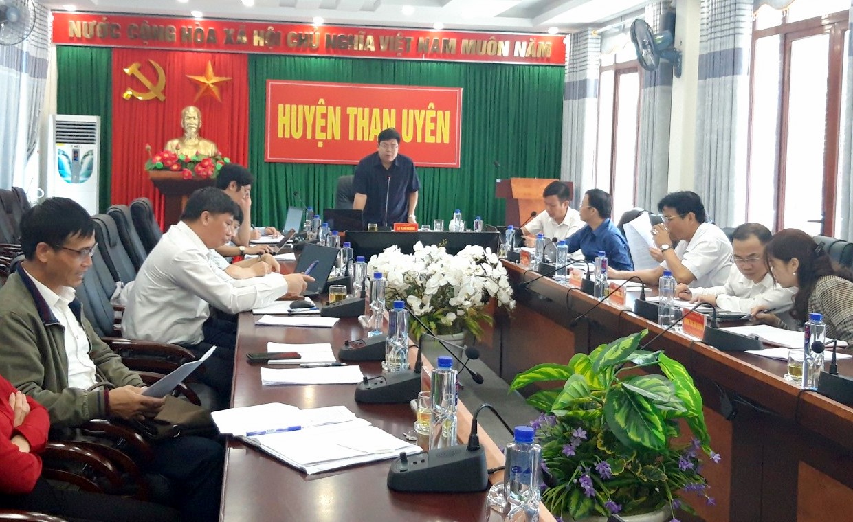 Đồng chí Lò Văn Hương – Phó Bí thư Huyện ủy, Chủ tịch UBND huyện Than Uyên phát biểu kết luận phiên họp.