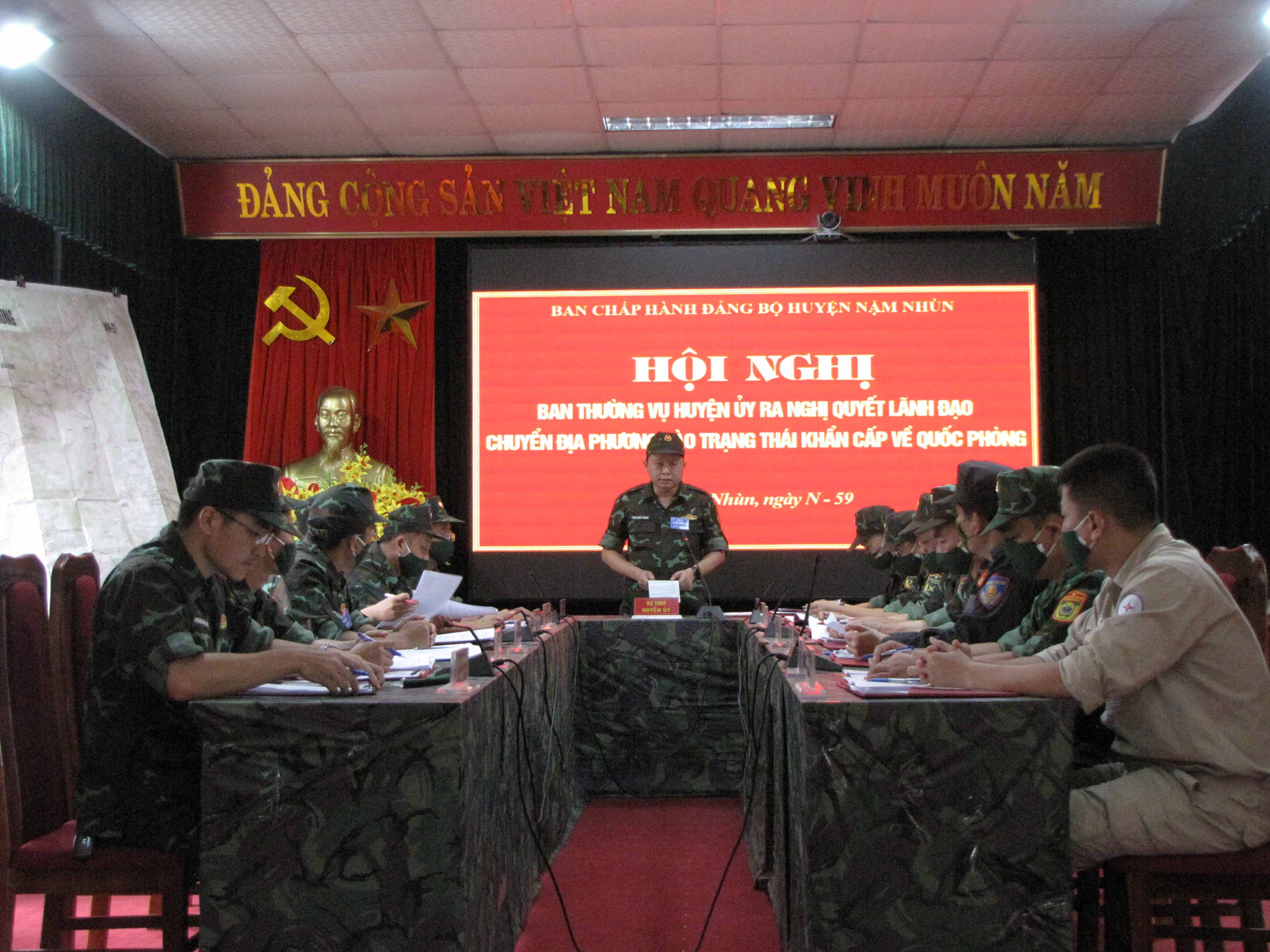 Hội nghị Ban Thường vụ Huyện ủy ra Nghị quyết lãnh đạo chuyển địa phương vào trạng thái khẩn cấp về quốc phòng.