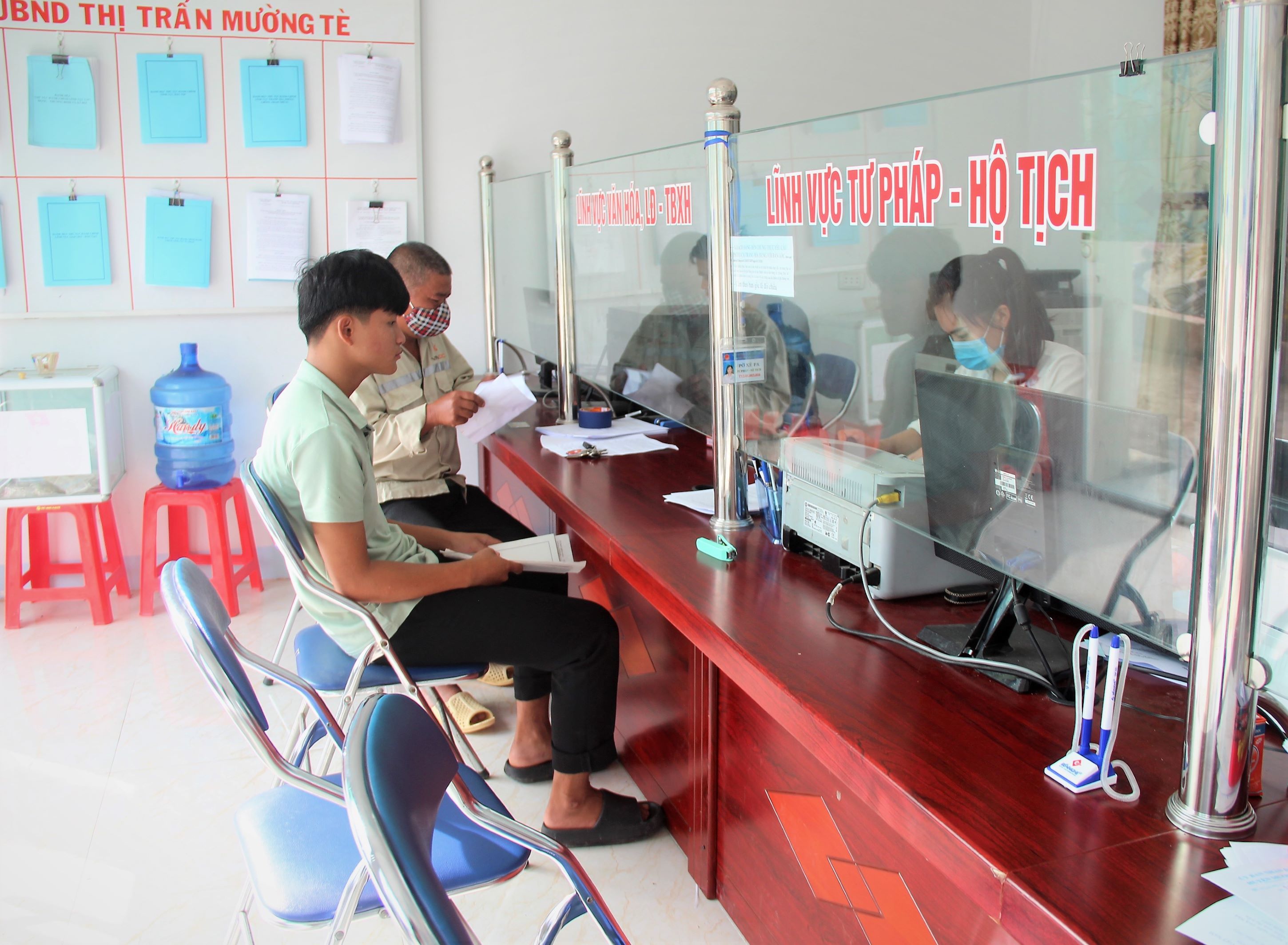 Cán bộ Bộ phận "cơ chế một cửa" thị trấn Mường Tè giải quyết TTHC cho người dân.