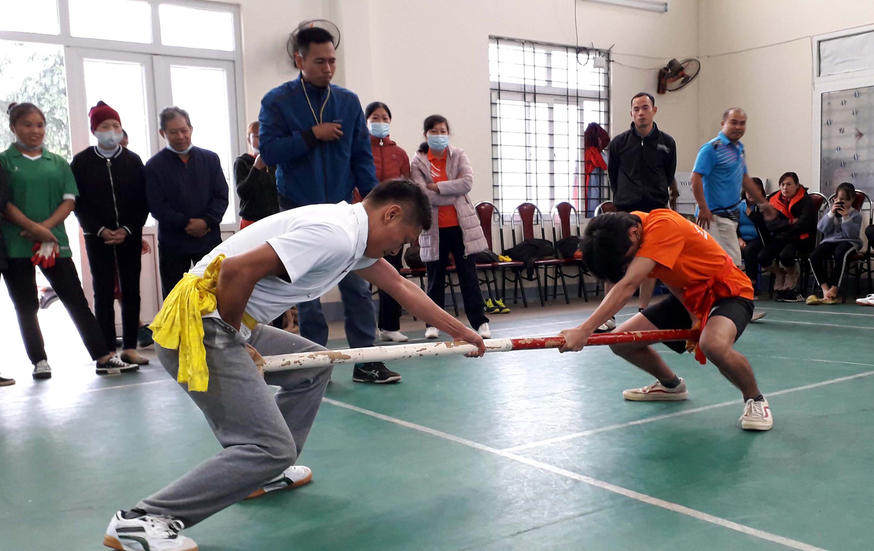 Thi đấu môn đẩy gậy tại Đại hội Thể dục Thể thao phường Quyết Tiến lần thứ III năm 2021.