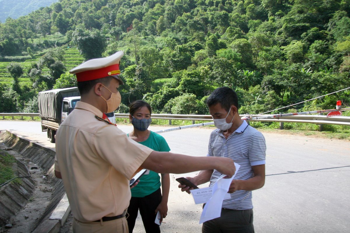Lực lượng chức năng Chốt kiểm soát dịch bệnh Covid-19 số 2 tại xã Mường Kim (huyện Than Uyên) kiểm soát người và phương tiện khi vào địa bàn.