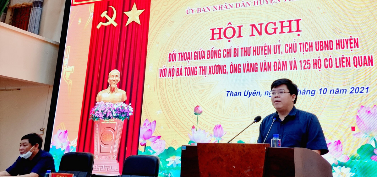 Lãnh đạo huyện Than Uyên trả lời ý kiến của bà con.