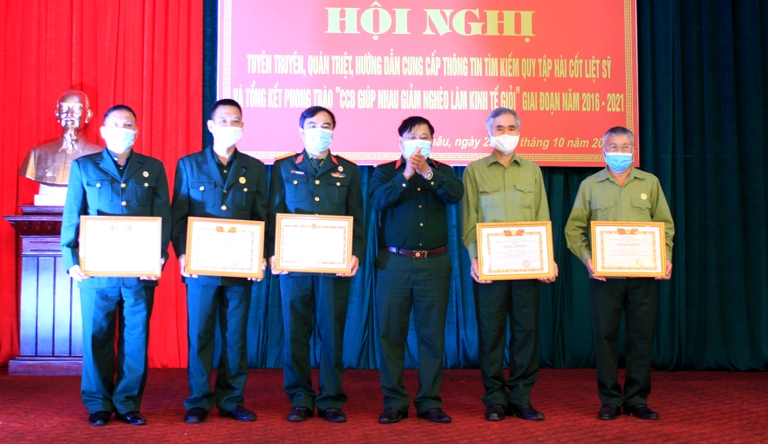 Lãnh đạo Hội CCB tỉnh tặng bằng khen của lãnh đạo Hội CCB Việt Nam cho hội viên làm kinh tế giỏi. 