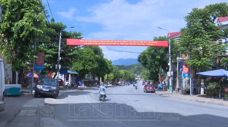 Thị trấn huyện Than Uyên có nhiều cơ sở sản xuất, kinh doanh kết hợp nhà ở.