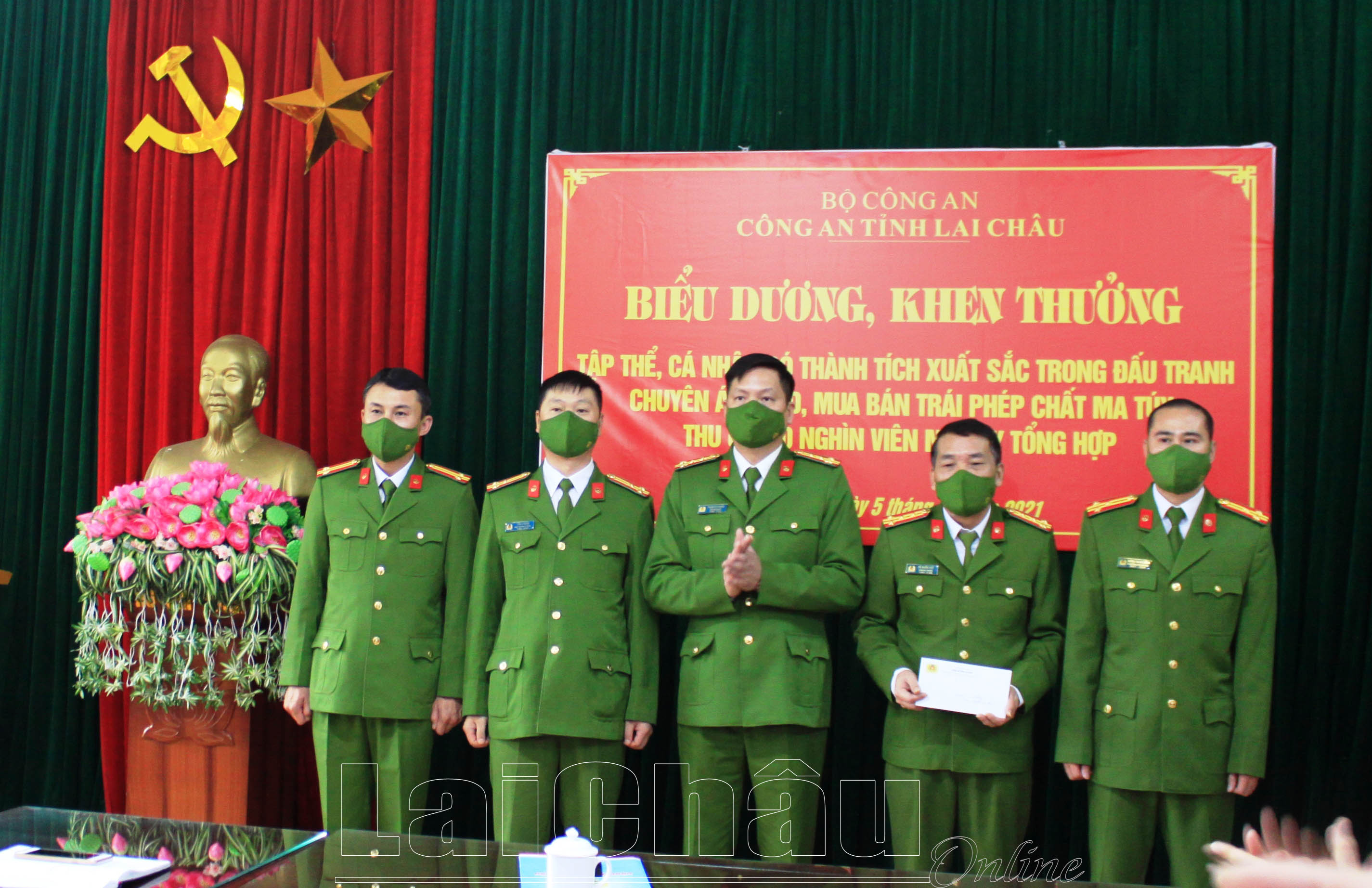 Đại tá Phạm Hải Đăng - Phó Giám đốc Công an tỉnh chúc mừng Ban Chuyên án.