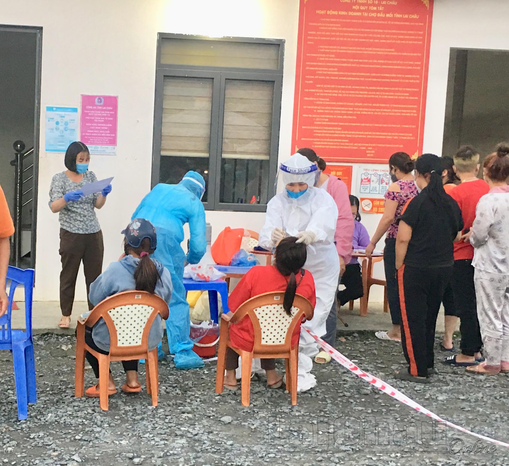 Cán bộ y tế Trung tâm y tế thành phố Lai Châu lấy mẫu xét nghiệm SARS-CoV-2 tại chợ đầu mối tỉnh Lai Châu (thành phố Lai Châu).