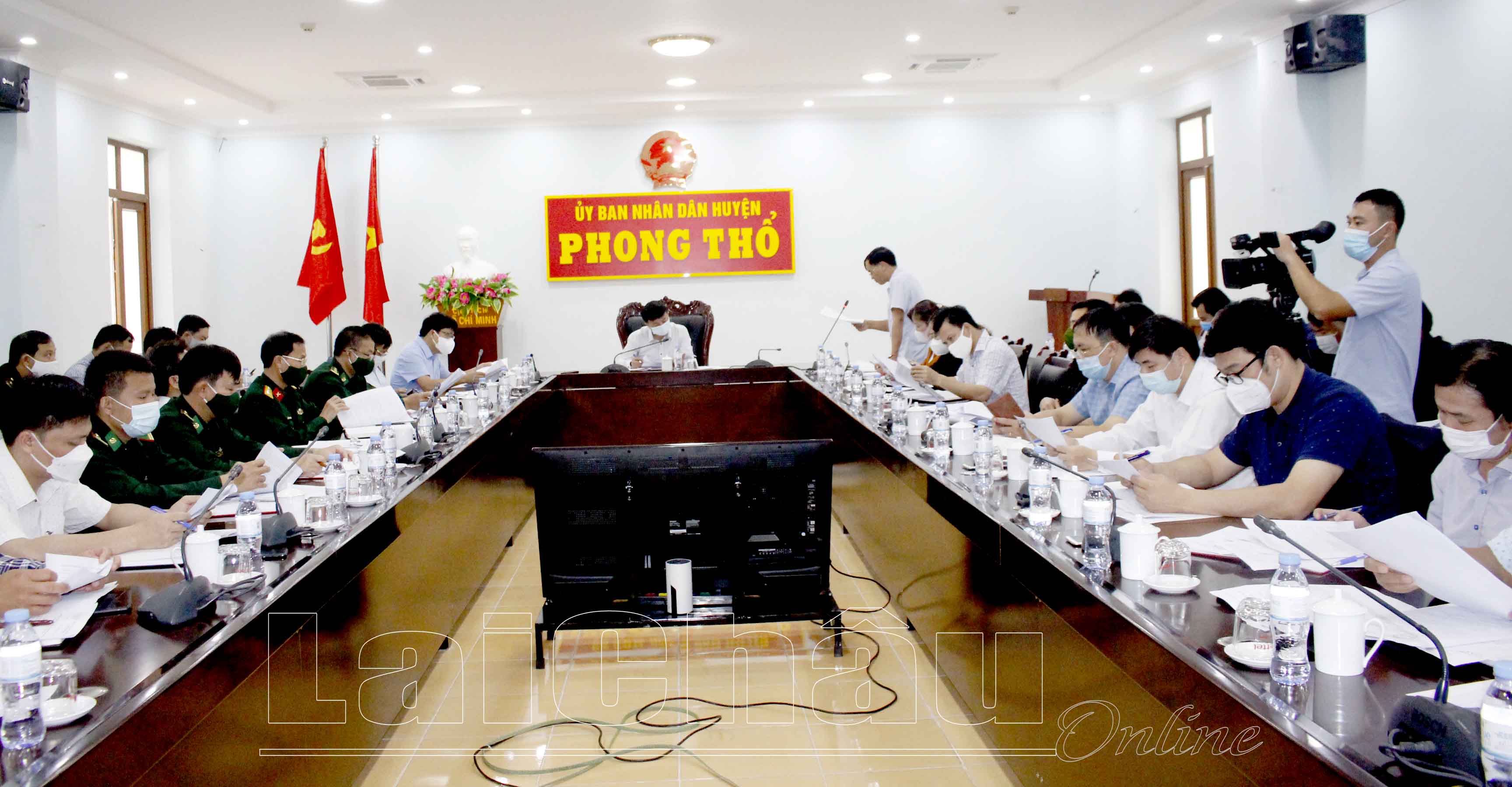 Quang cảnh buổi họp Ban chỉ đạo phòng, chống dịch Covid-19 huyện Phong Thổ. 