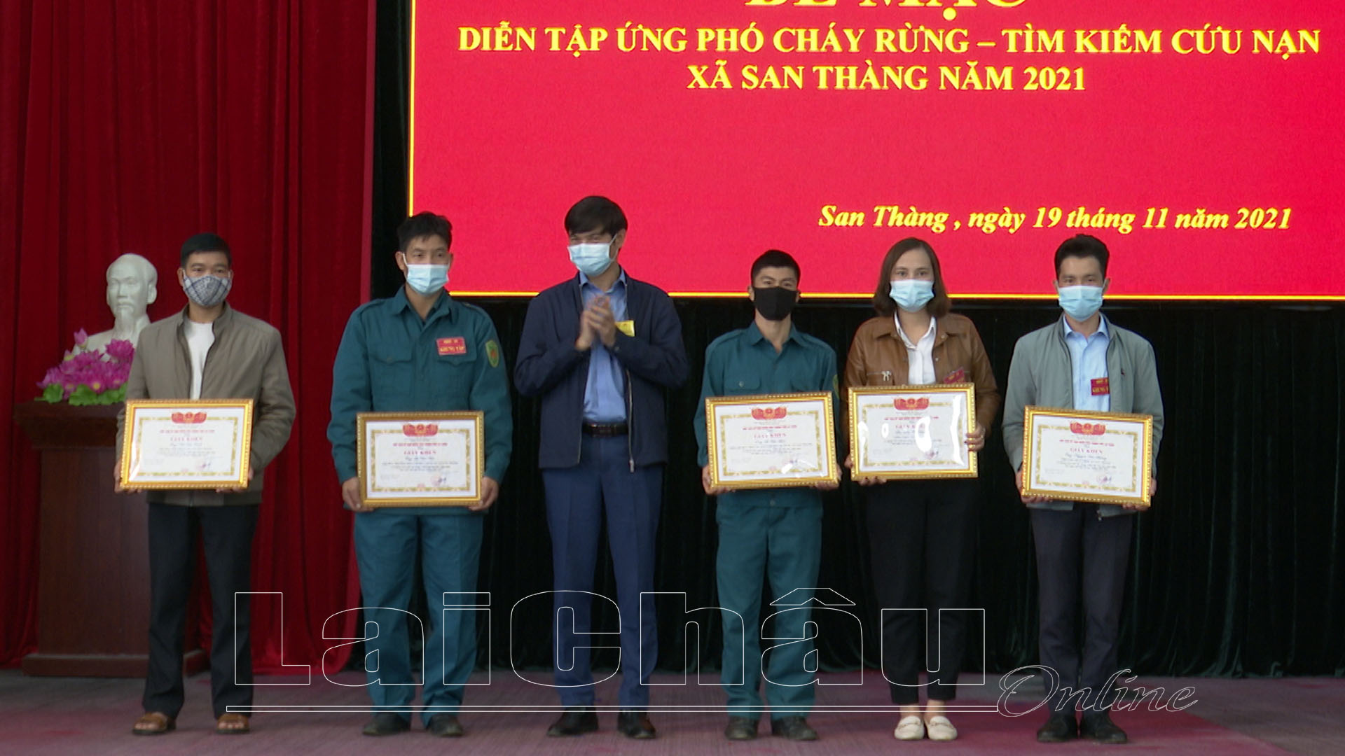 Đại diện Lãnh đạo UBND thành phố Lai Châu tặng Giấy khen cho các cá nhân.