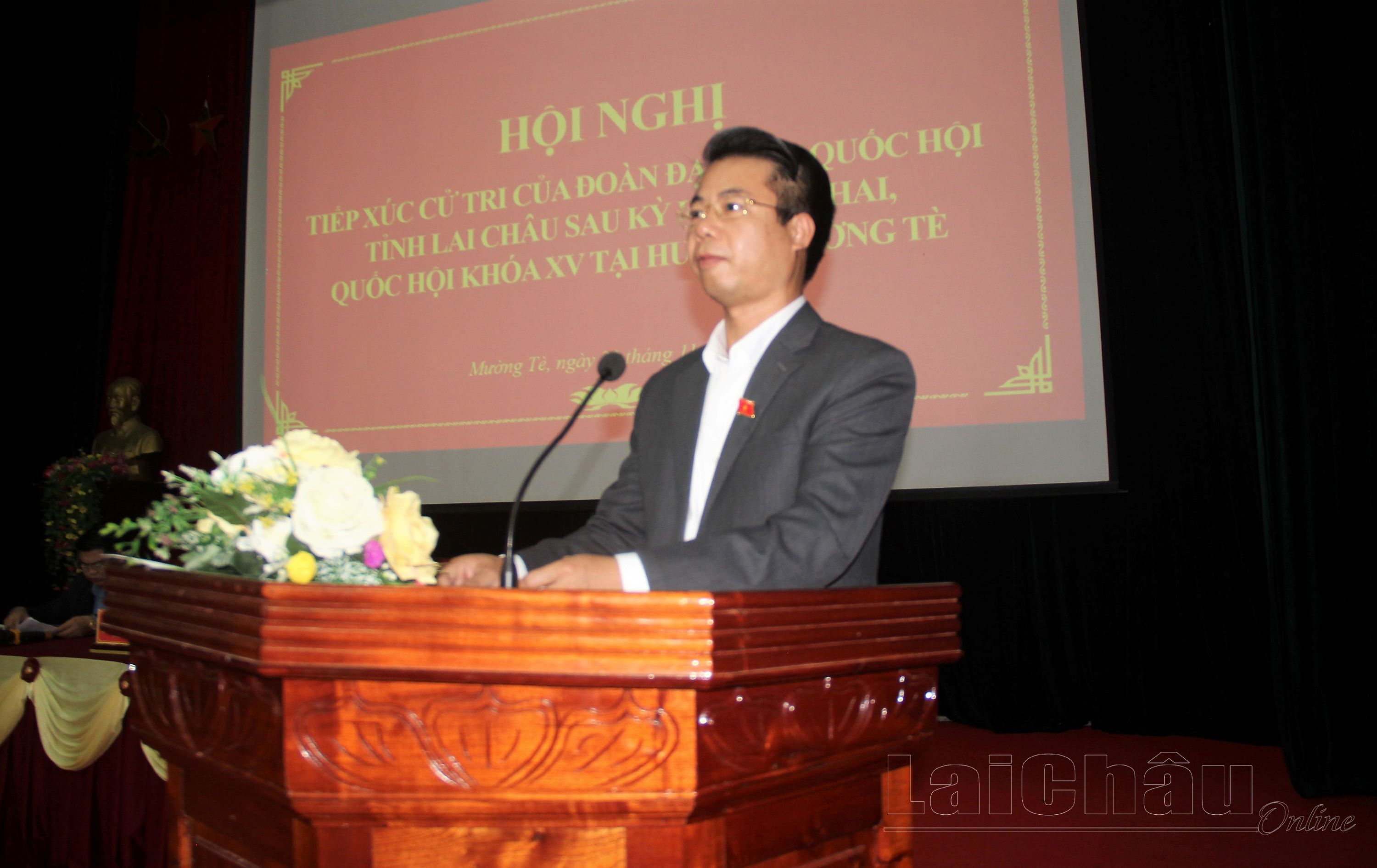 Đồng chí Hoàng Quốc Khánh, Phó Trưởng Đoàn ĐBQH tỉnh phát biểu tại hội nghị.