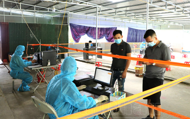 Người dân khai báo y tế tại Chốt kiểm soát dịch Covid-19 số 1 xã Sơn Bình, huyện Tam Đường. Ảnh: Hương Ly