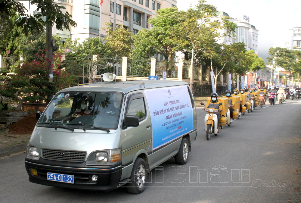 Cán bộ BHXH tỉnh và Bưu điện tỉnh tuyên truyền lưu động chính sách BHXH tự nguyện, BHYT trên các tuyến đường chính của thành phố Lai Châu.