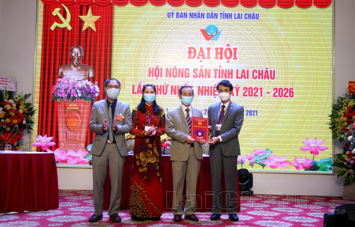 Đồng chí Hà Trọng Hải - Phó Chủ tịch UBND tỉnh trao quyết định thành lập cho Hội Nông sản tỉnh Lai Châu.