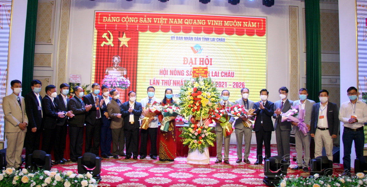 Các đồng chí lãnh đạo tỉnh, sở, ngành tặng hoa chúc mừng Ban Chấp hành Hội Nông sản tỉnh Lai Châu khóa I.