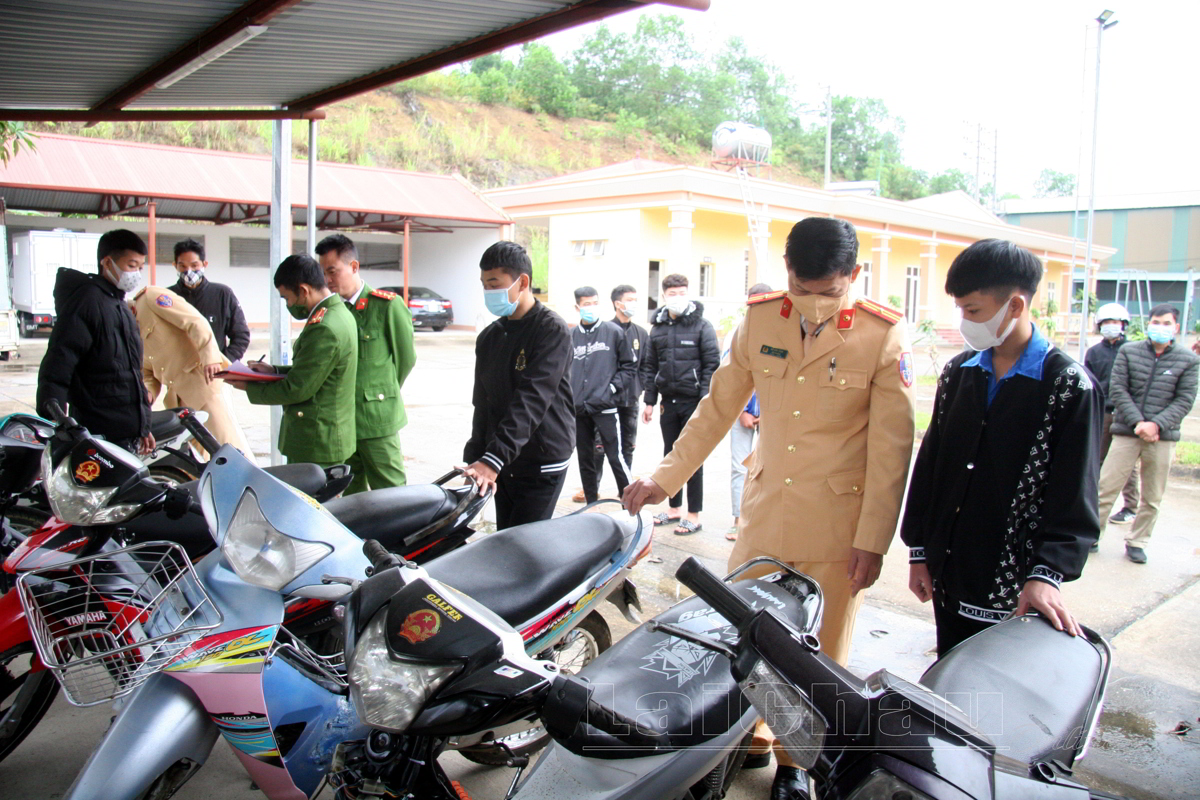 : Cán bộ Cảnh sát giao thông, trật tự (Công an huyện Than Uyên) tuyên truyền, nhắc nhở học sinh khi điều khiển phương tiện tham gia giao thông. 