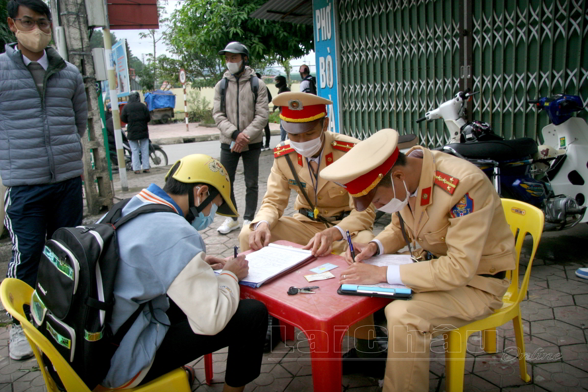 Lực lượng Cảnh sát giao thông, trật tự (Công an huyện Than Uyên) lập biên bản các trường hợp điều khiển xe gắn máy biển AA.