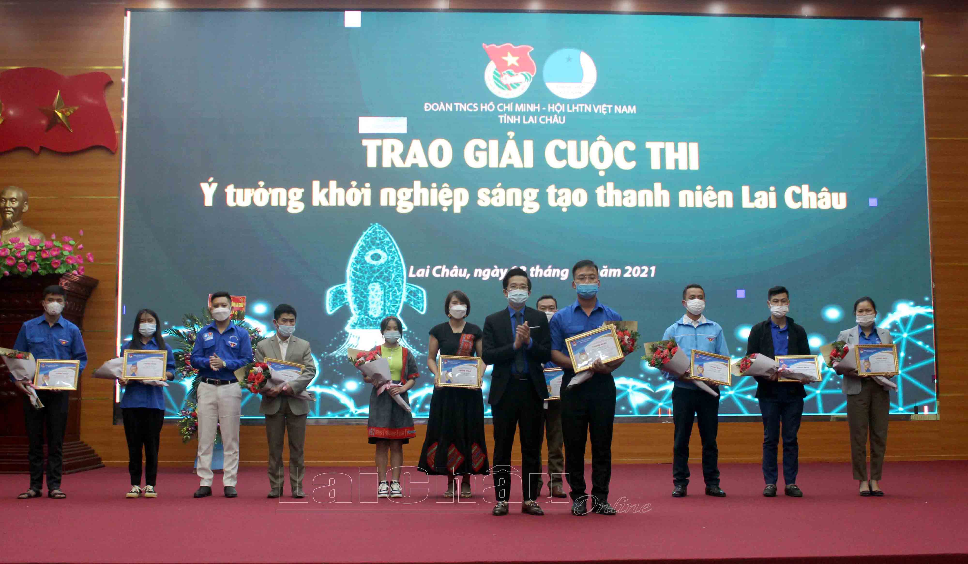 -	Đồng chí Nguyễn Tiến Thịnh - Bí thư Tỉnh đoàn, Chủ tịch Hội Liên hiệp Thanh niên Việt Nam trao giải nhất trong Cuộc thi Ý tưởng khởi nghiệp sáng tạo thanh niên Lai Châu.