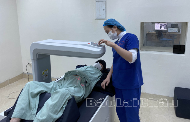 Kỹ thuật viên của Bệnh viện Đa khoa tỉnh tiến hành kỹ thuật đo mật độ loãng xương cho bệnh nhân