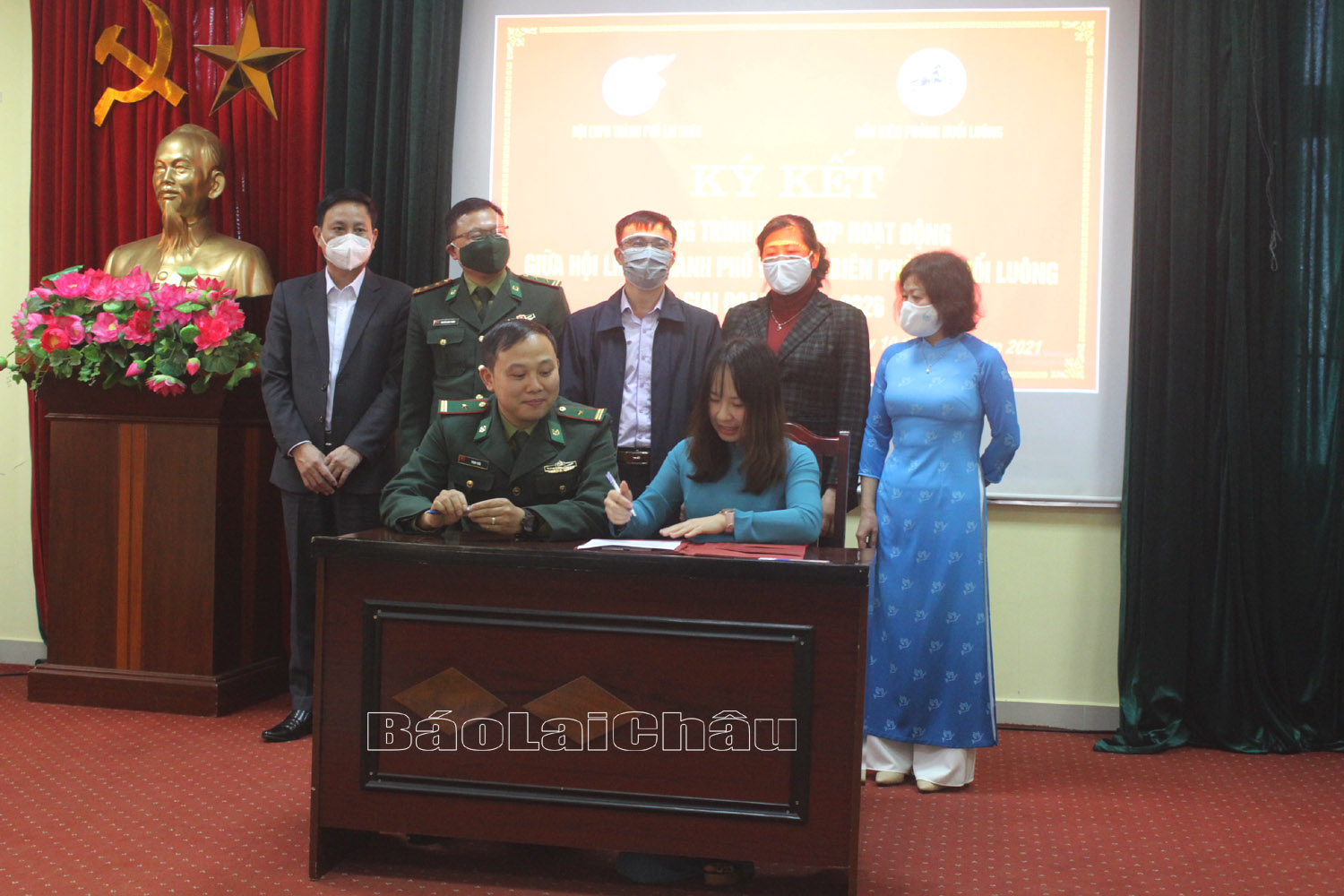 Lãnh đạo Đồn Biên phòng Huổi Luông và Hội LHPN thành phố Lai Châu ký kết chương trình phối hợp giai đoạn 2021- 2026.