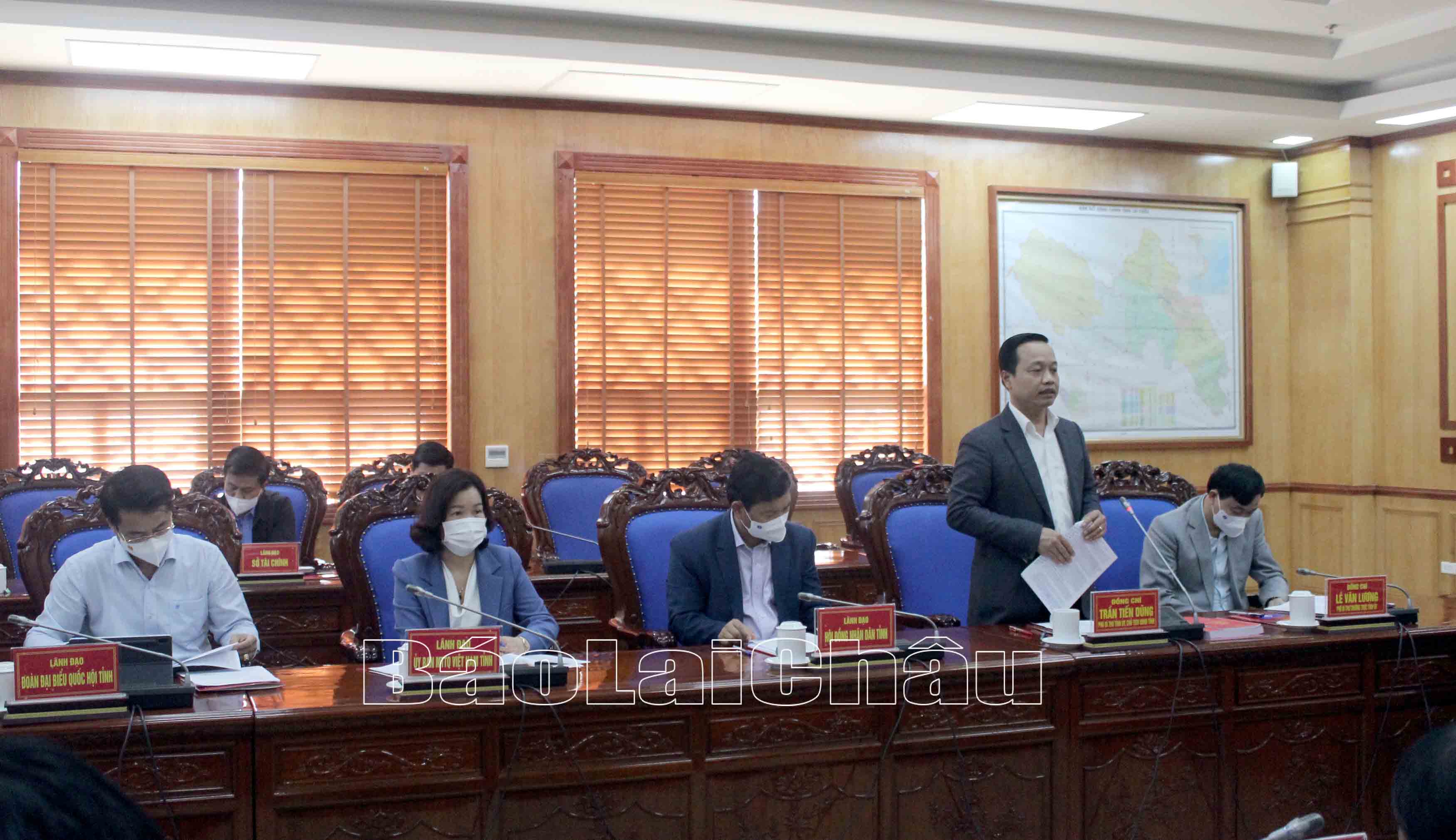Đồng chí Trần Tiến Dũng - Phó Bí thư Tỉnh ủy, Chủ tịch UBND tỉnh báo cáo với Đoàn công tác về tình hình phát triển kinh tế - xã hội của tỉnh.