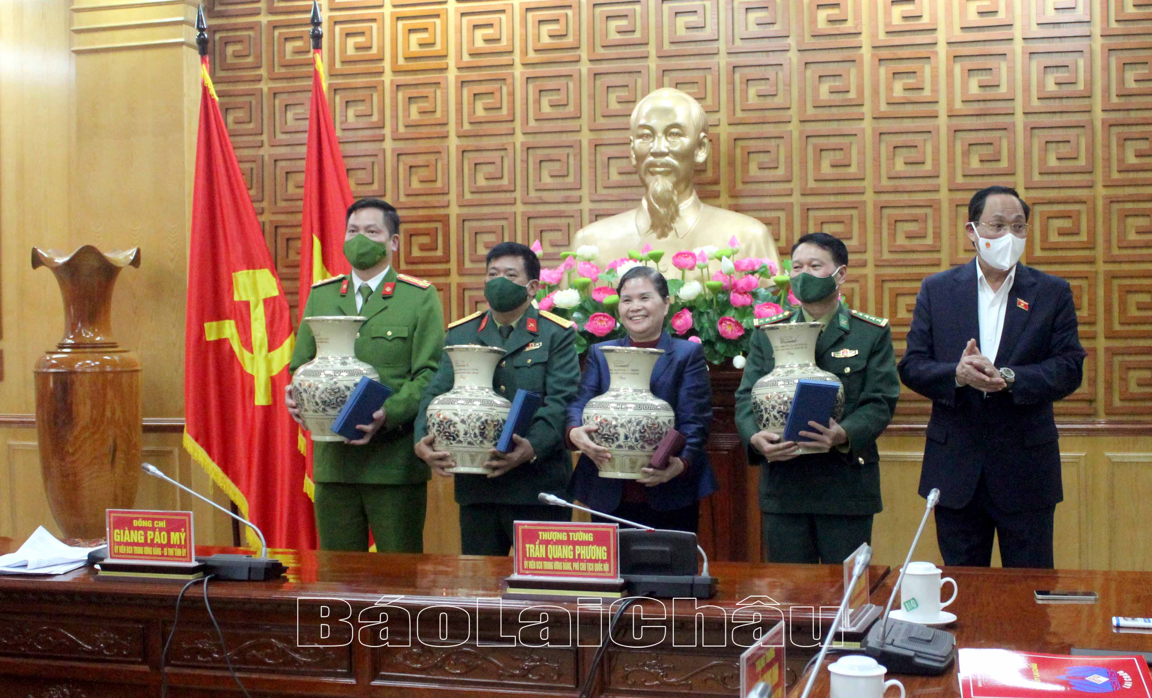 Thượng tướng Trần Quang Phương - Ủy viên Ban Chấp hành Trung ương Đảng, Phó Chủ tịch Quốc hội tặng quà cho đại diện lãnh đạo tỉnh và lực lượng vũ trang tỉnh.