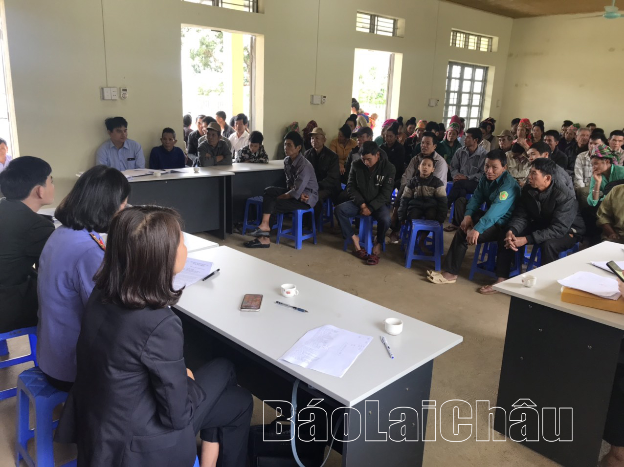 Thành viên CLB Lý luận trẻ huyện Than Uyên tuyên truyền pháp luật tới người dân bản Cáp Na (xã Tà Hừa). 