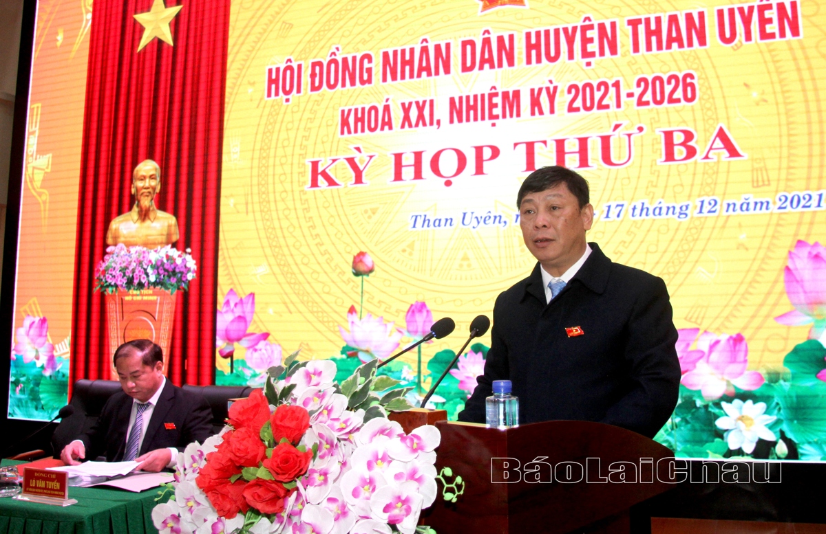 Đồng chí Hoàng Hữu An – Tỉnh Ủy viên, Bí thư Huyện ủy, Chủ tịch HĐND huyện phát biểu tại Kỳ họp.