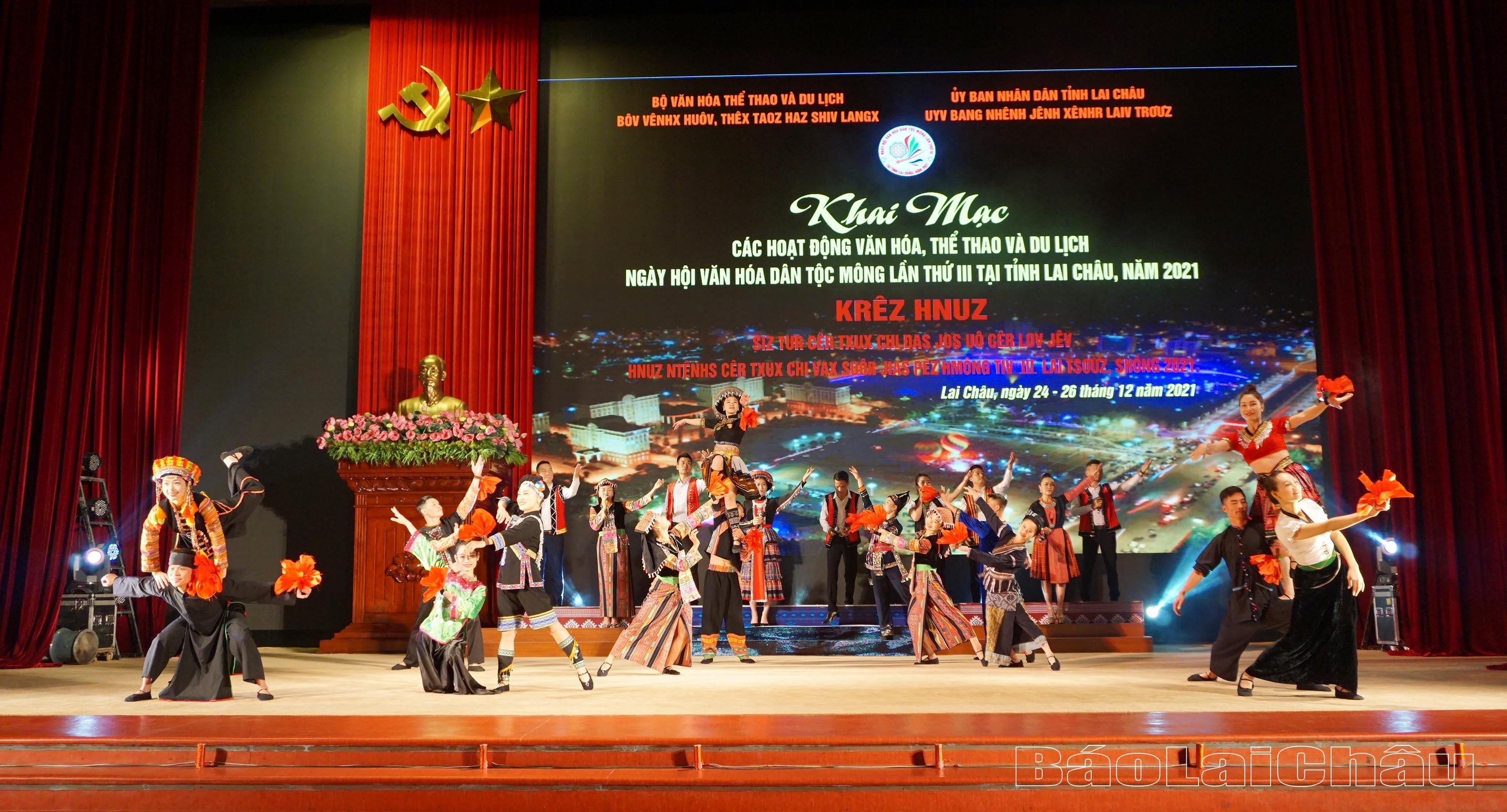 Sôi động các tiết mục văn nghệ.