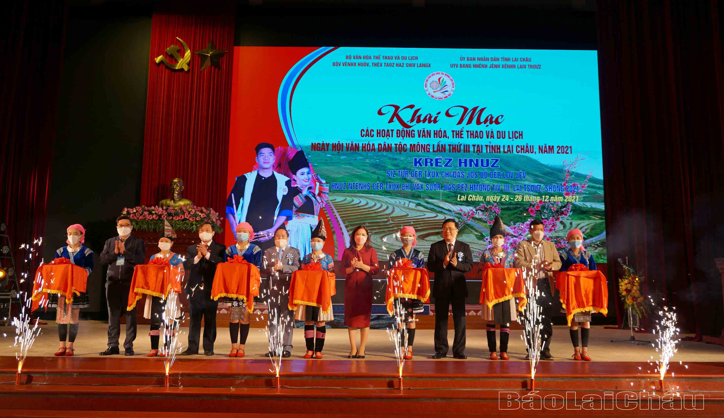 Đại biểu cắt băng khai mạc Ngày hội.