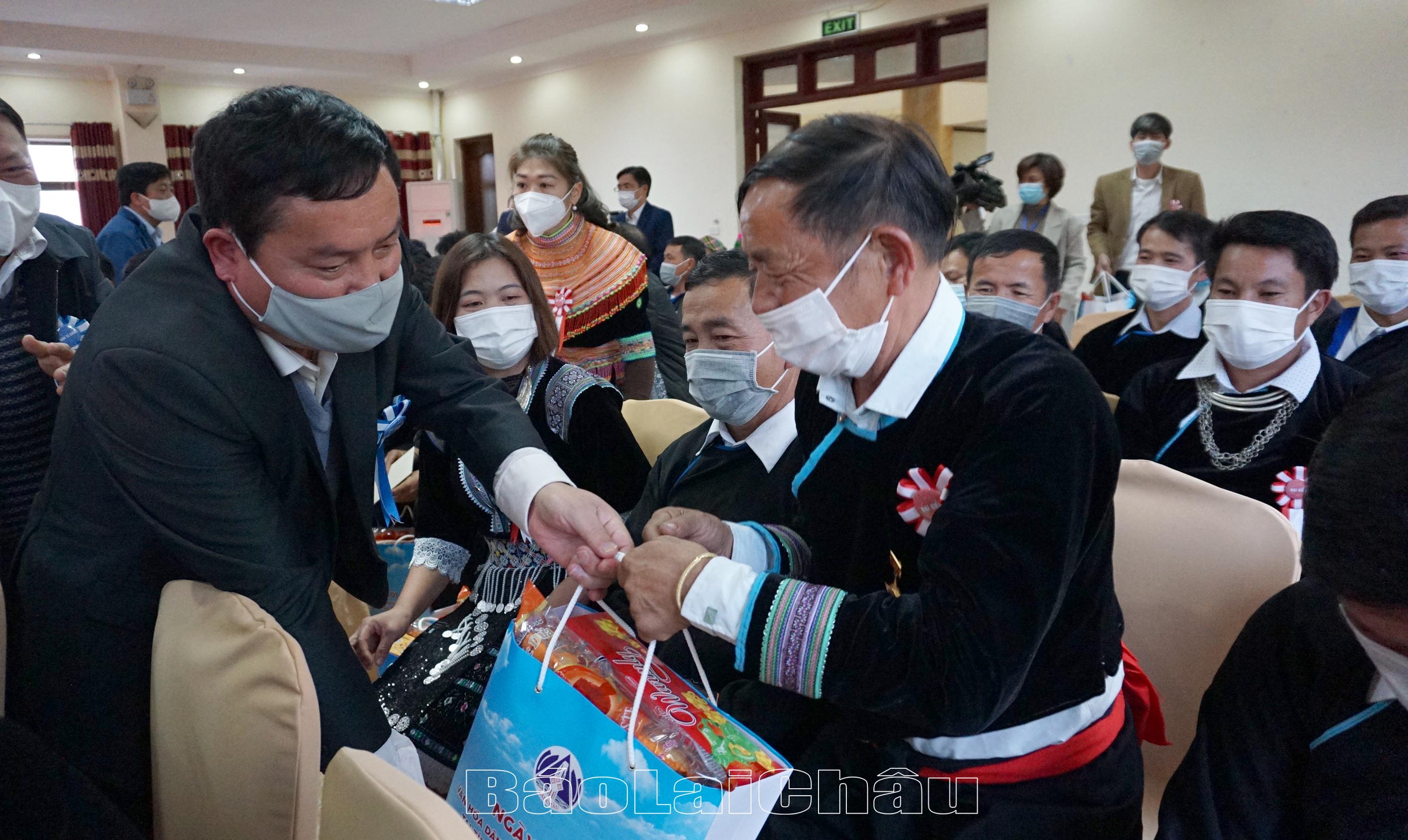 Lãnh đạo tỉnh tặng quà đại biểu.