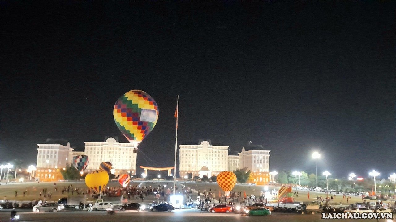Cùng với đó là hoạt động khinh khí cầu được tổ chức tại Quảng trường Nhân dân tỉnh và sân vận động huyện Tam Đường.