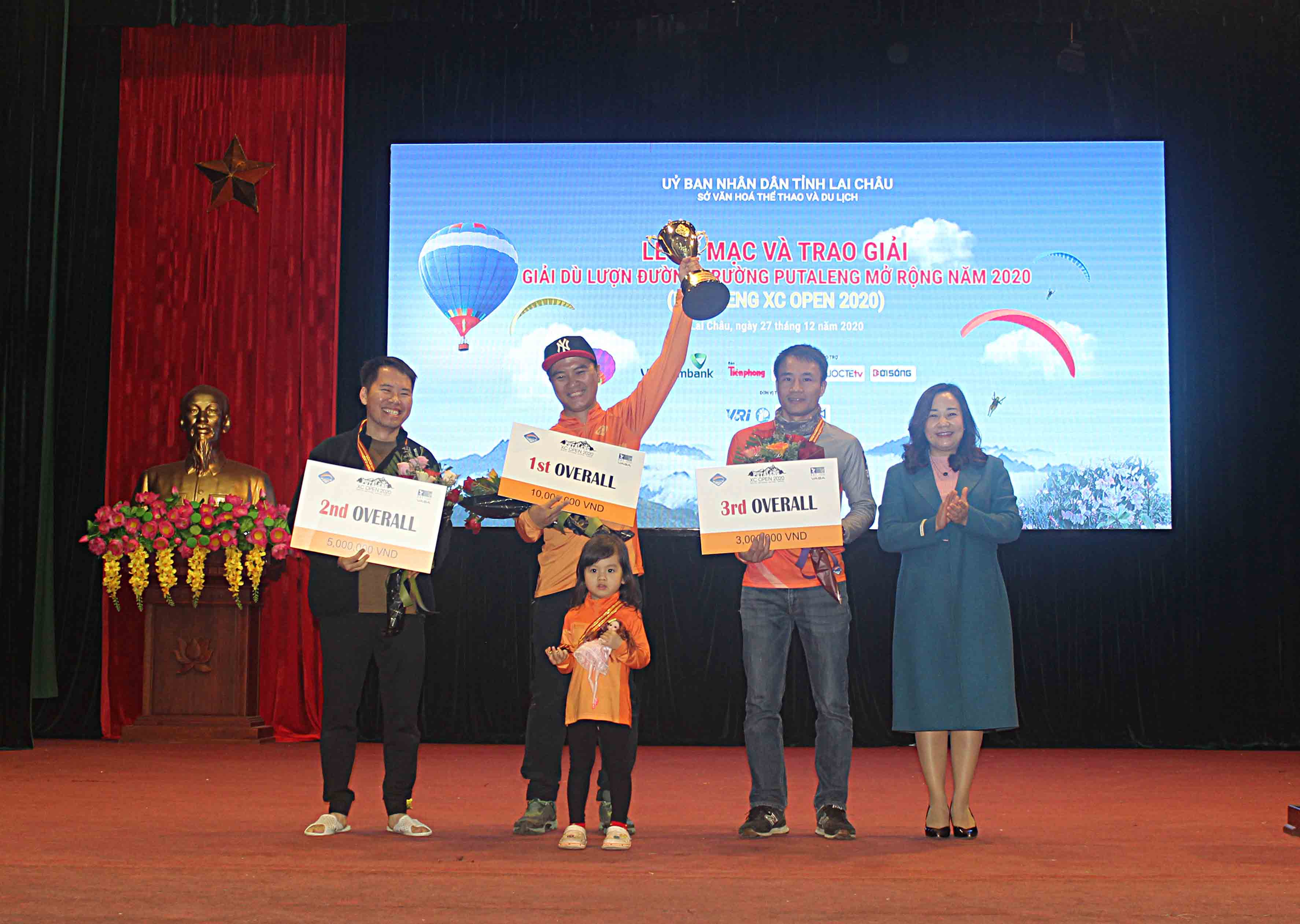 Đồng chí Tẩn Thị Quế - Giám đốc Sở Văn hóa - Thể thao và Du lịch trao cúp cho các tập thể, cá nhân đạt giải nhất. 