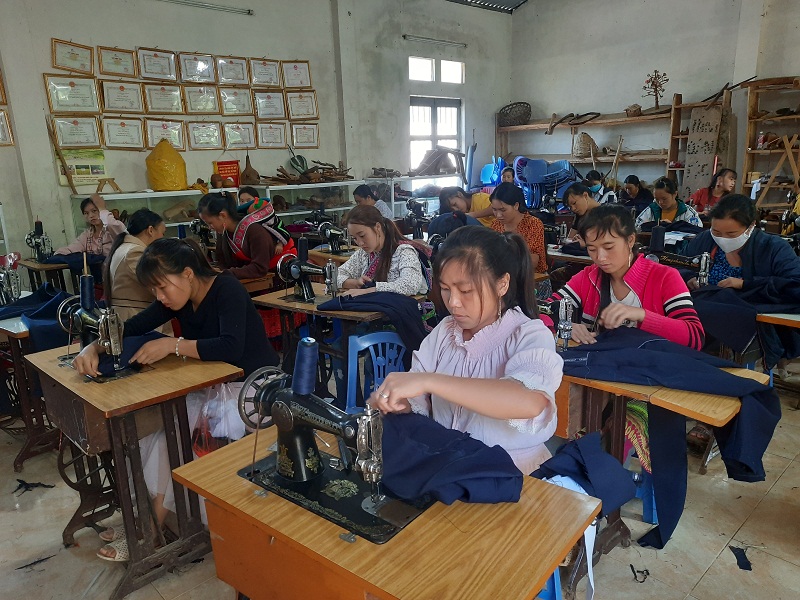 Một lớp đào tạo nghề may cho lao động nữ tại xã Sin Suối Hồ, huyện Phong Thổ