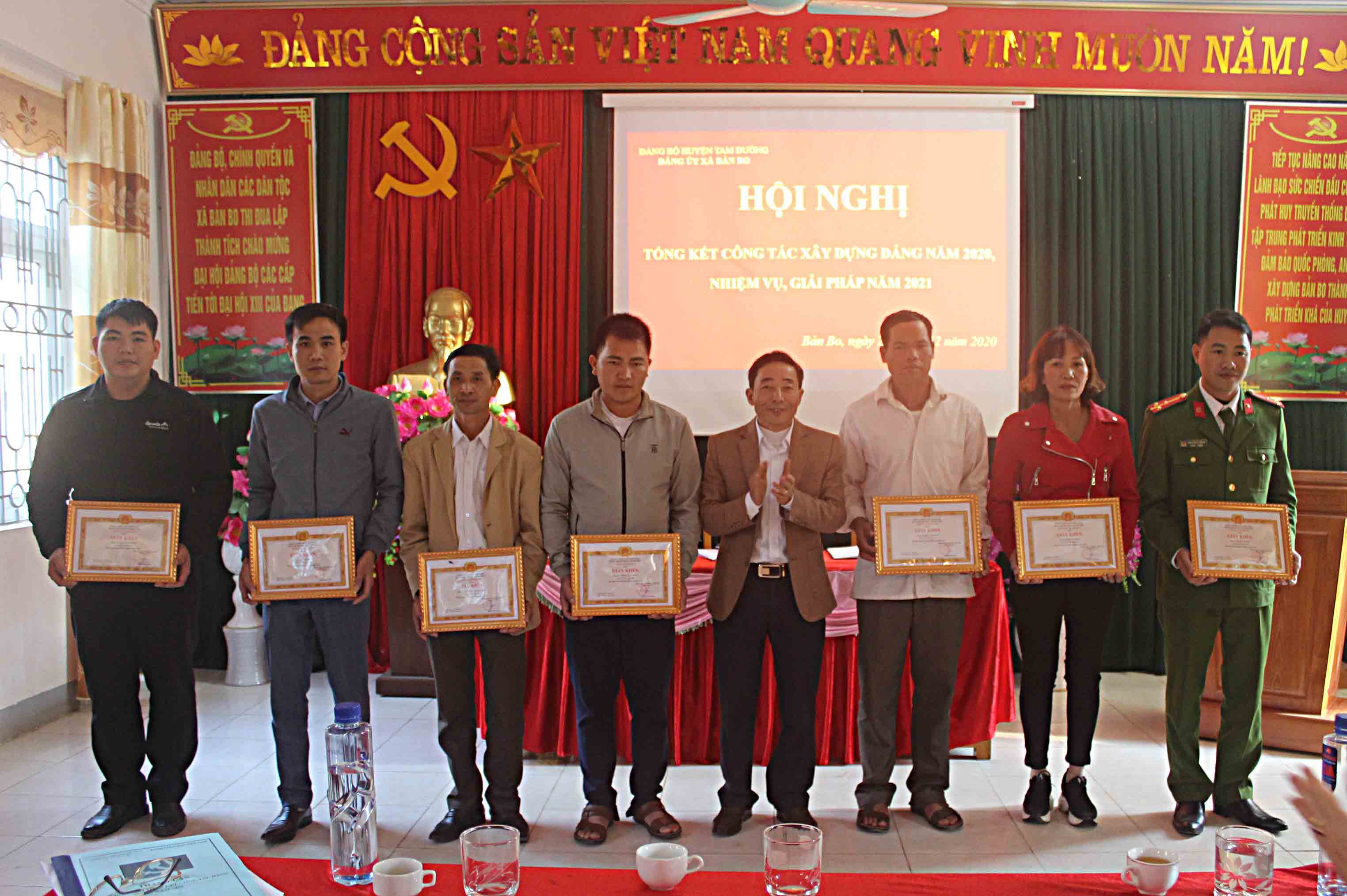Đồng chí Nguyễn Xuân Hoàn - Bí thư Đảng ủy xã Bản Bo (huyện Tam Đường) trao Giấy khen cho các cá nhân hoàn thành xuất sắc nhiệm vụ năm 2020.