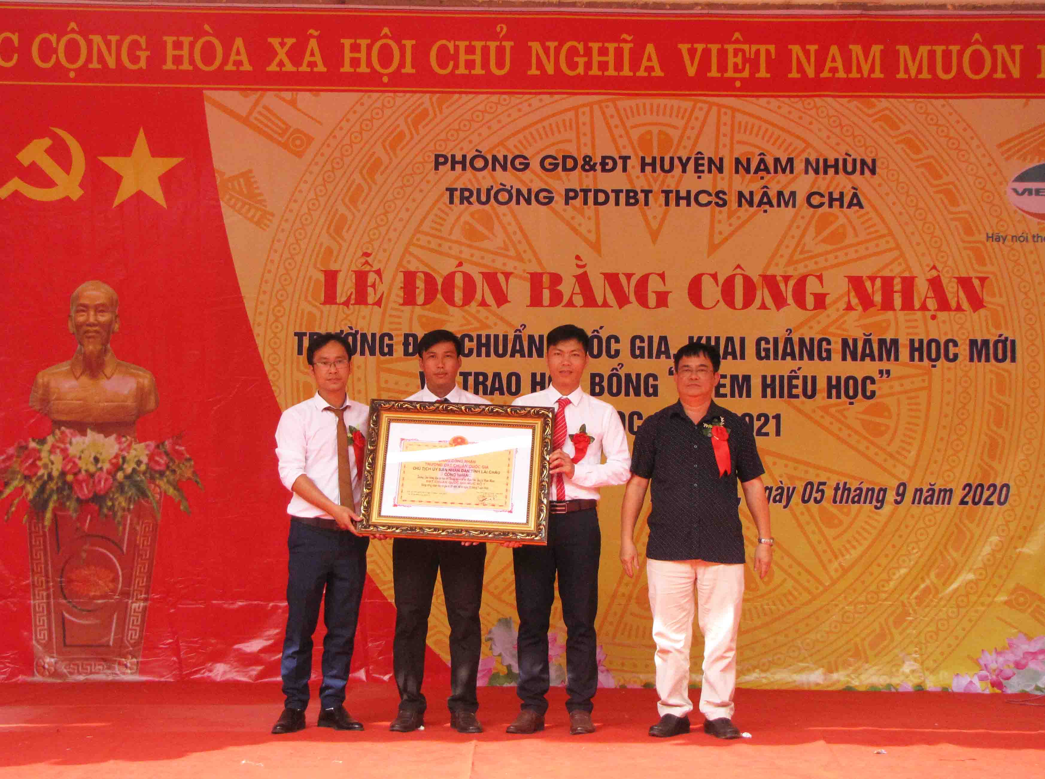 Trường PTDTBT THCS Nậm Chà (xã Nậm Chà, huyện Nậm Nhùn) đón bằng công nhận đạt chuẩn Quốc gia mức độ 1.