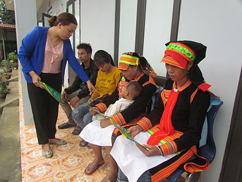 Cán bộ Trạm Y tế xã Hoang Thèn (huyện Phong Thổ) tuyên truyền cho người dân về tác hại các các loại bệnh truyền nhiễm.
