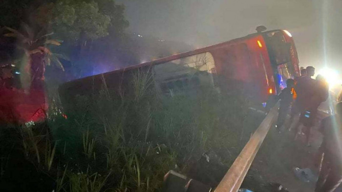 Hiện trường vụ tai nạn xe khách giường nằm lật, 11 người thoát chết trên cao tốc Nội Bài - Lào Cai