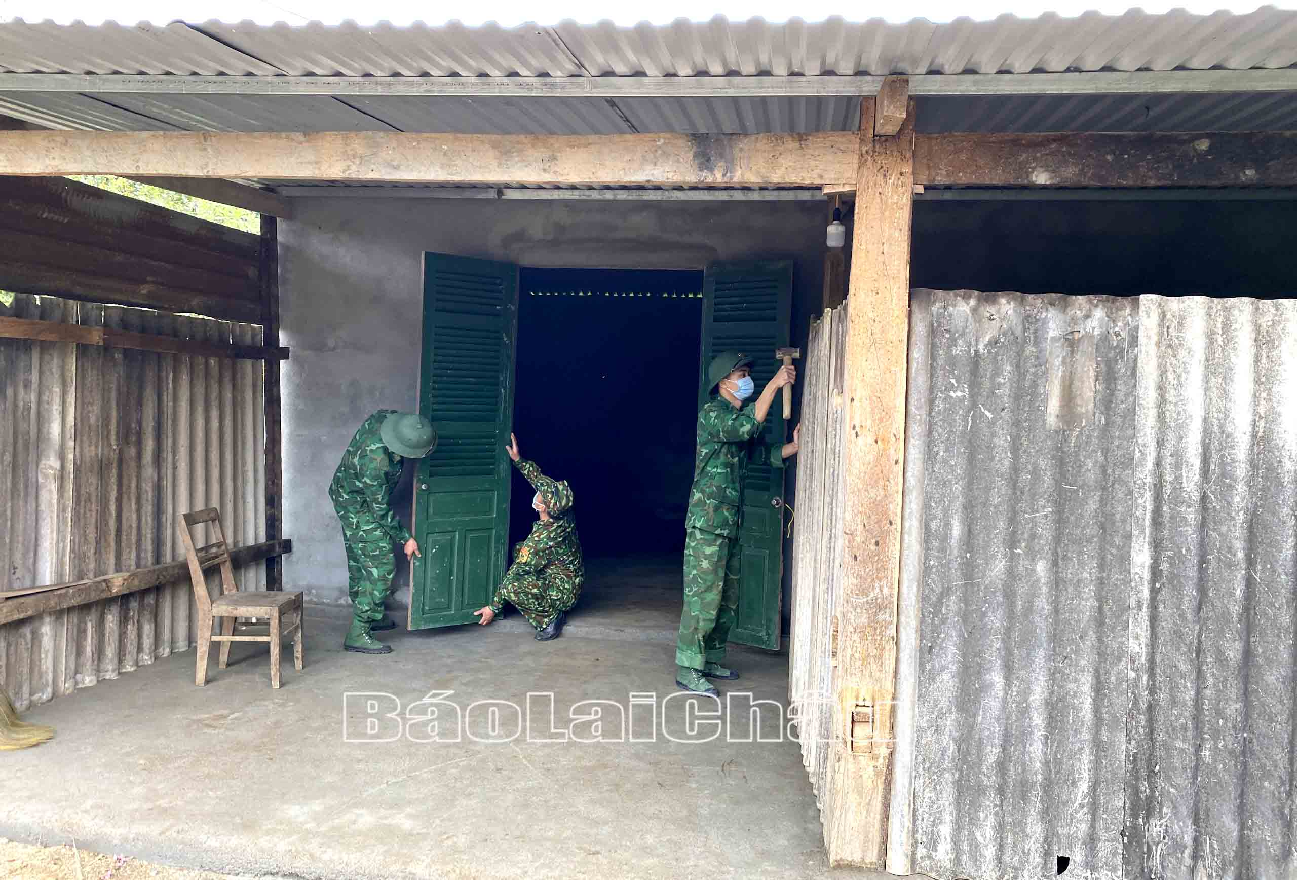 Cán bộ, chiến sỹ Đồn Biên phòng Huổi Luông giúp gia đình chị Giàng Mỳ Lù ở bản Can Thàng hoàn thiện ngôi nhà mới.