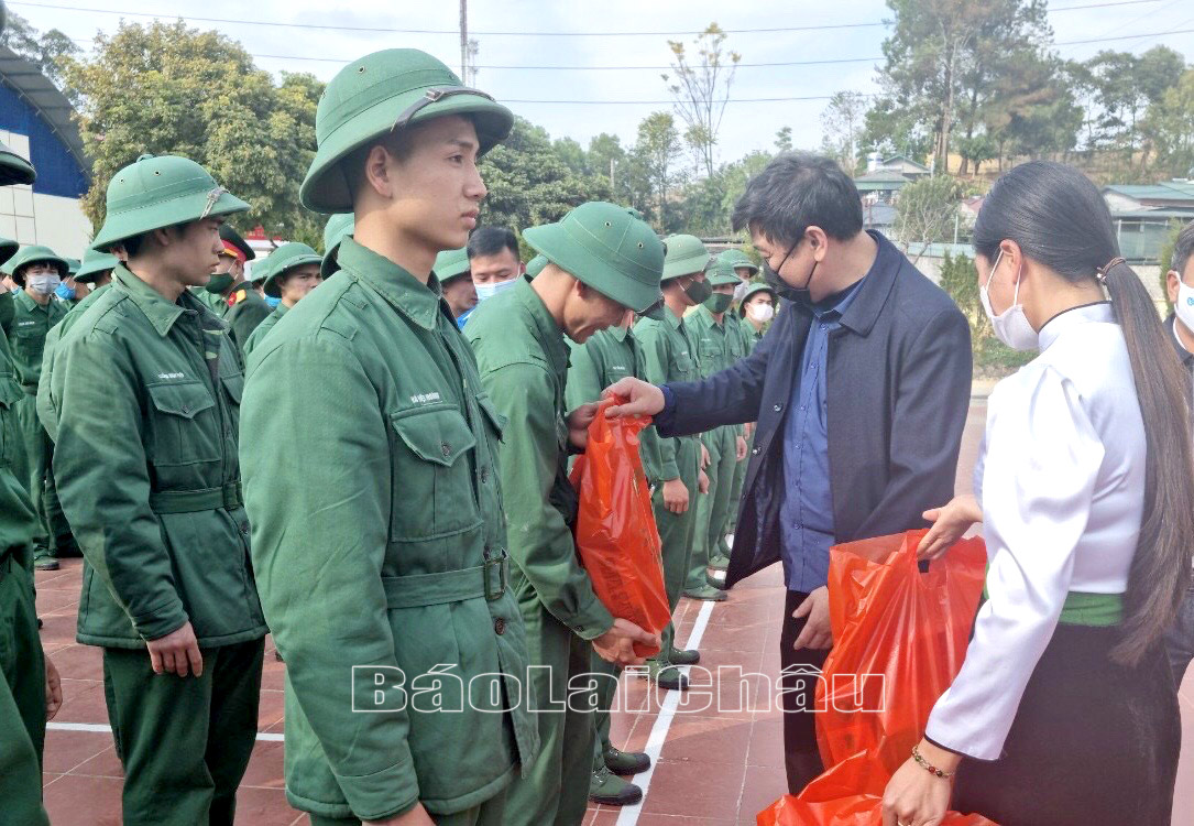 Đồng chí Hoàng Hữu An – Tỉnh ủy viên, Bí thư Huyện ủy, Chủ tịch HĐND huyện Than Uyên tặng quà cho các quân nhân.