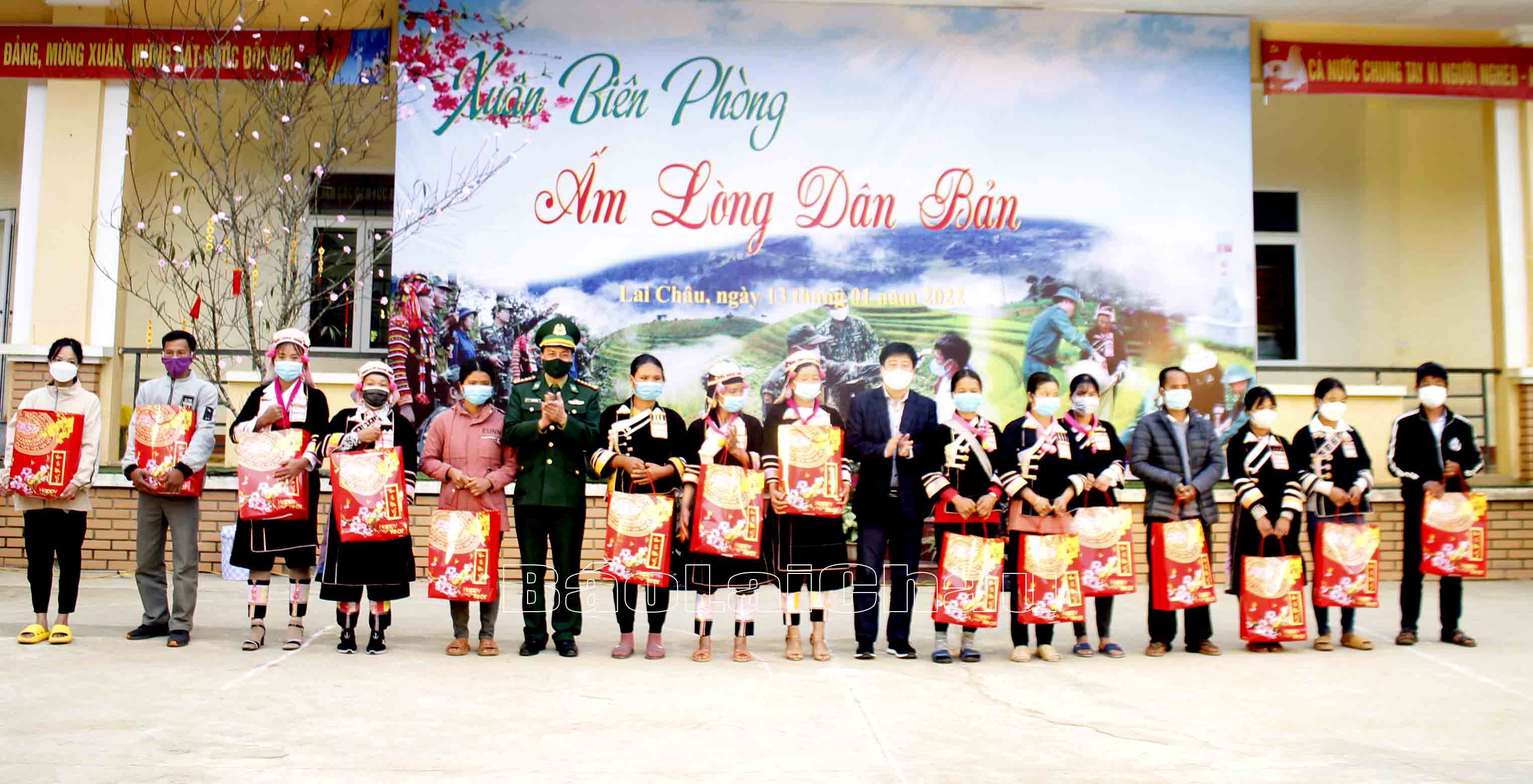 Lãnh đạo Bộ đội Biên phòng tỉnh, UBND huyện Phong Thổ tặng quà cho các hộ nghèo xã Huổi Luông. 