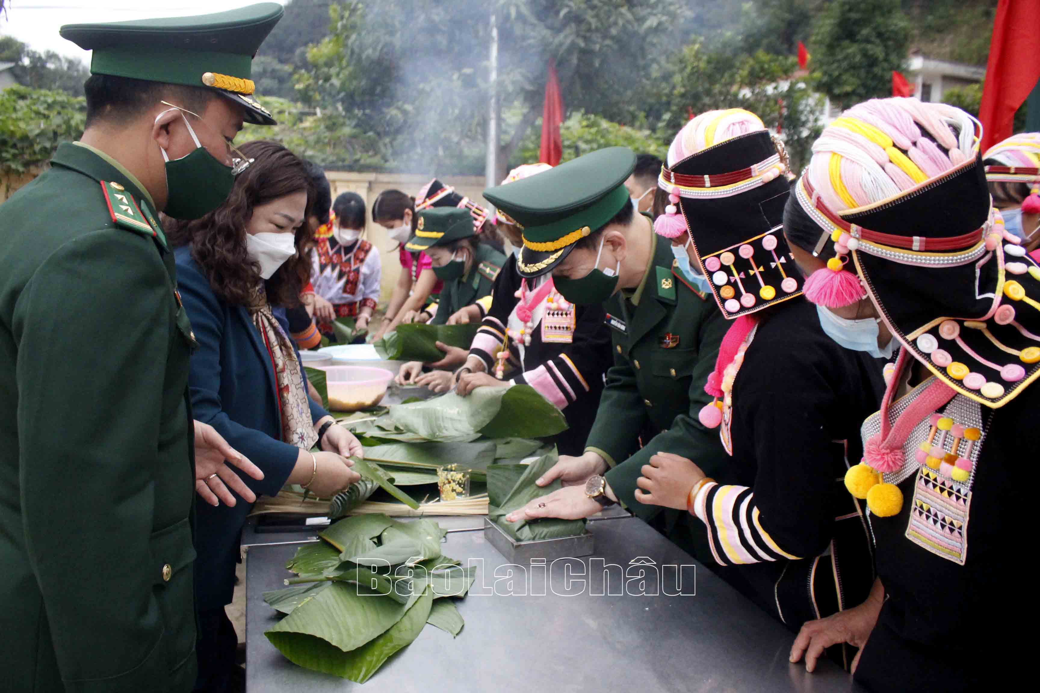 Lãnh đạo Bộ đội Biên phòng tỉnh, huyện Phong Thổ cùng Nhân dân bản Pô Tô gói bánh chưng. 